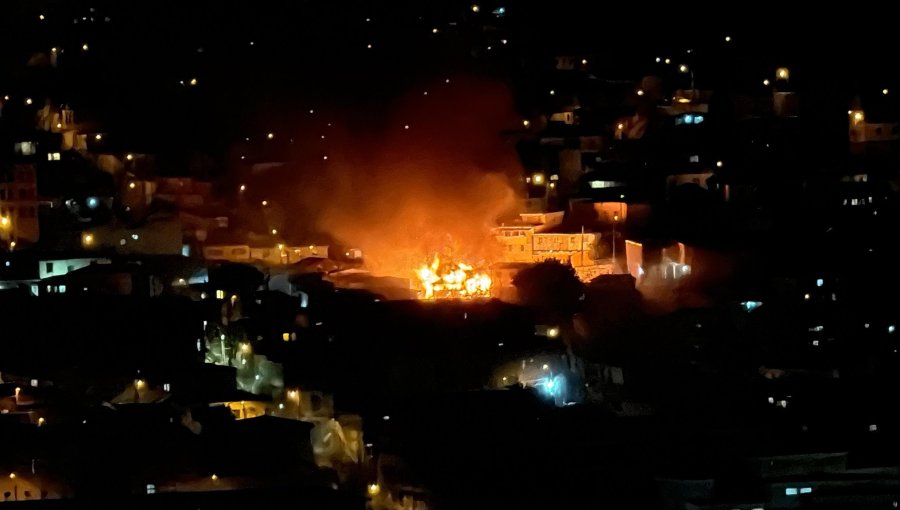 Incendio consume tres viviendas en el cerro Molino de Valparaíso: siniestro registra peligro de propagación