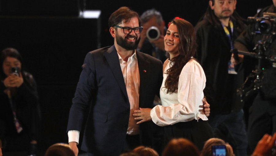 Pareja del Presidente Boric ingresó al Hospital Clínico de la U. de Chile a la espera del nacimiento de su hija