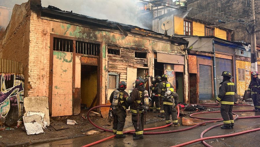 Dos viviendas consumió nuevo incendio declarado en el cerro Cordillera de Valparaíso