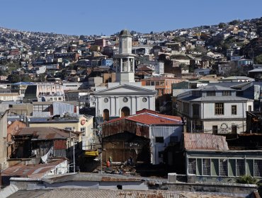 Incendios, delincuencia y abandono: Alcaldesa de Valparaíso fue a La Moneda a exigir un compromiso del Gobierno con el Barrio Puerto