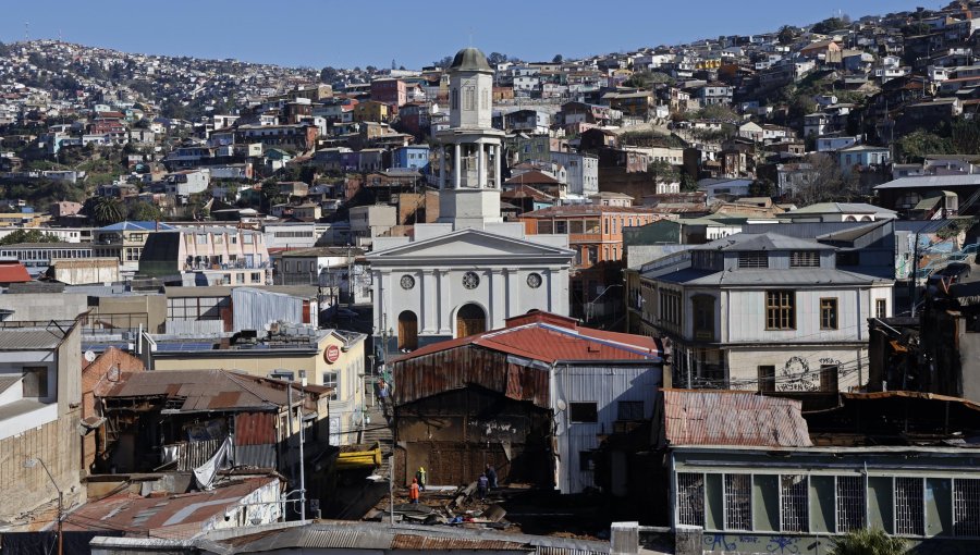 Incendios, delincuencia y abandono: Alcaldesa de Valparaíso fue a La Moneda a exigir un compromiso del Gobierno con el Barrio Puerto