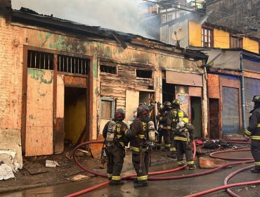 Dos viviendas consumió nuevo incendio declarado en el cerro Cordillera de Valparaíso