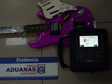 Pasajero de vuelo Chile - Australia fue sorprendido intentando trasladar 5 kilos de cocaína oculta en una guitarra eléctrica