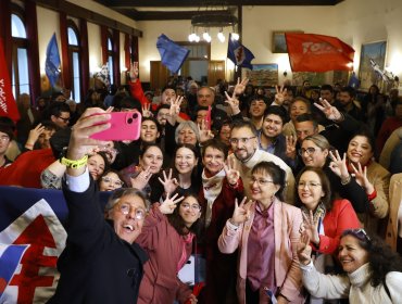 Carolina Tohá se reunió con trabajadores portuarios y adherentes en Valparaíso en uno de sus dos cierres de campaña