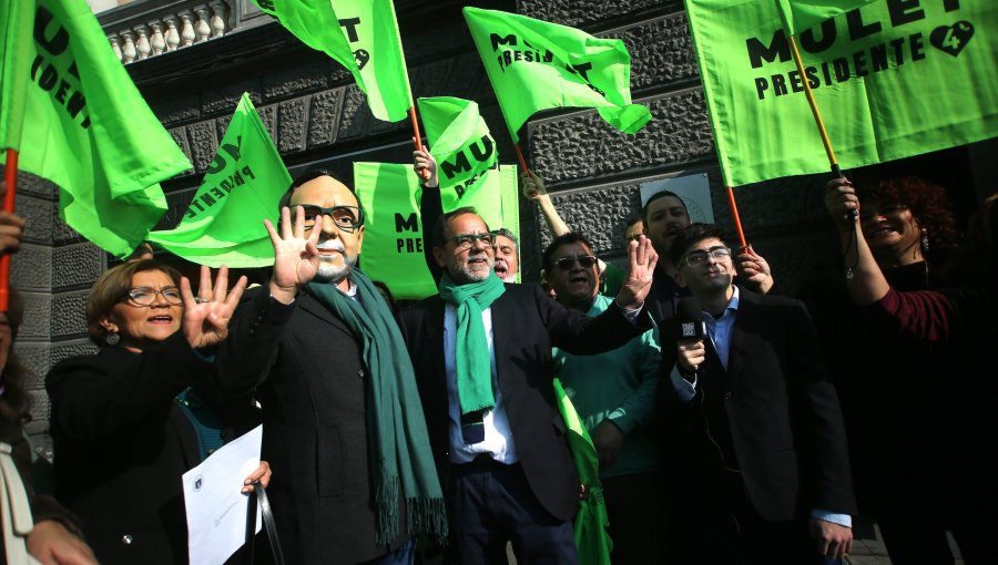 Jaime Mulet afirma que le ha ido "muy bien" en los debates en cierre de campaña en la Plaza de Armas de Santiago