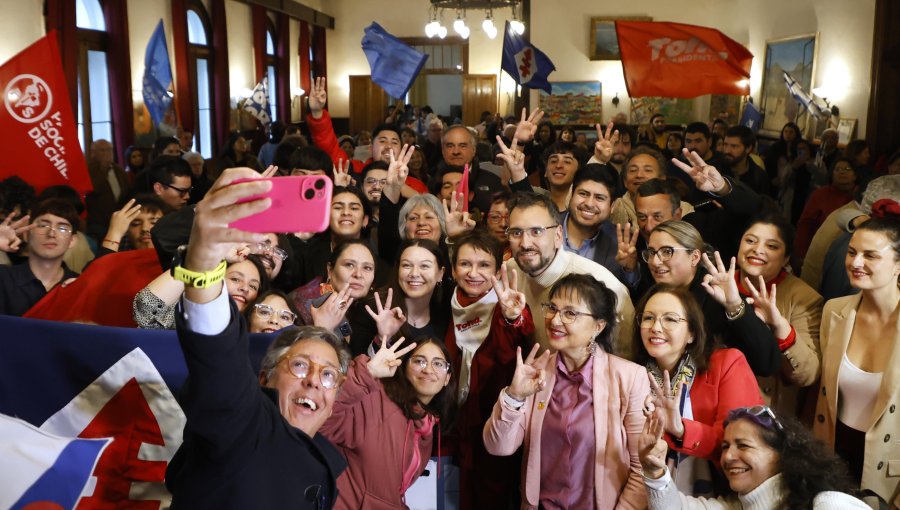 Carolina Tohá se reunió con trabajadores portuarios y adherentes en Valparaíso en uno de sus dos cierres de campaña