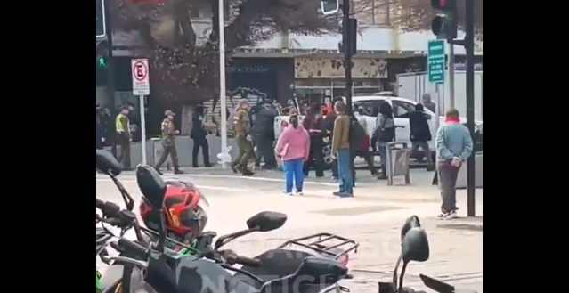 Comerciantes ambulantes agredieron a Carabineros y a personal municipal en Viña: Vendedor fue detenido tras intentar evitar decomiso