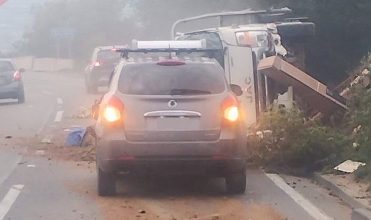 Camión 3/4 vuelca y colisiona a dos vehículos en la ruta Las Palmas en Viña del Mar: una persona resultó lesionada