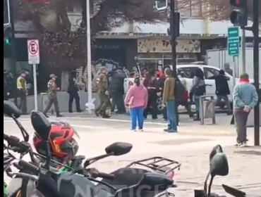 Comerciantes ambulantes agredieron a Carabineros y a personal municipal en Viña: Vendedor fue detenido tras intentar evitar decomiso