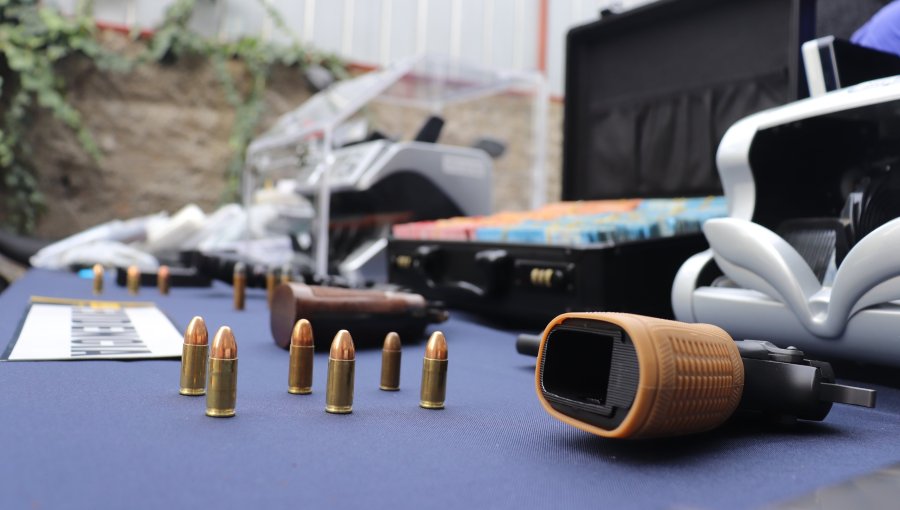 Capturan a hombre por disparos injustificados dentro de departamento en Viña: incautaron armas, drogas y $36 millones en efectivo