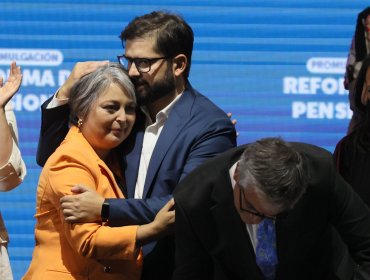 Presidente Boric celebra triunfo de Jara en la Primaria: "Lo que viene no va a ser fácil, pero Jeannette sabe de batallas difíciles"