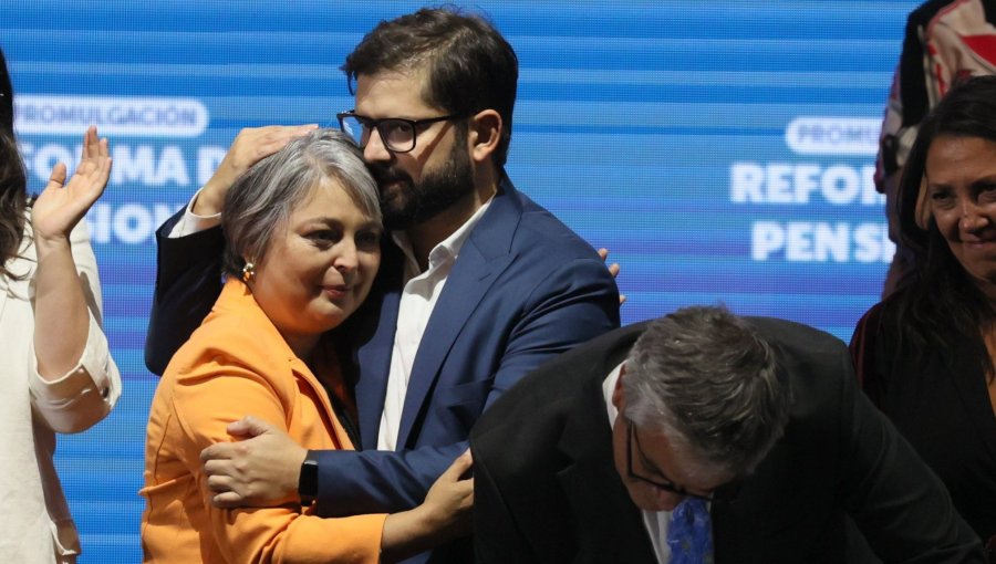 Presidente Boric celebra triunfo de Jara en la Primaria: "Lo que viene no va a ser fácil, pero Jeannette sabe de batallas difíciles"
