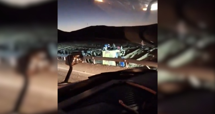 Al menos tres fallecidos y varios heridos deja volcamiento de bus de matrícula argentina en la ruta 5 Norte en Taltal