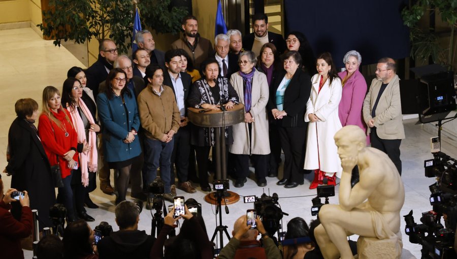 Bancadas oficialistas entregan su apoyo a Jeanette Jara y llaman a la unidad de la centroizquierda