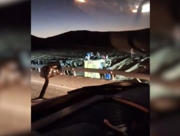 Al menos tres fallecidos y varios heridos deja volcamiento de bus de matrícula argentina en la ruta 5 Norte en Taltal