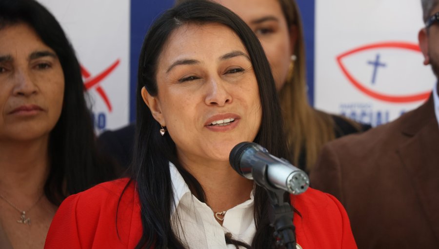 Francesca Muñoz abandona carrera a La Moneda por el Partido Social Cristiano y anuncia su apoyo a José Antonio Kast