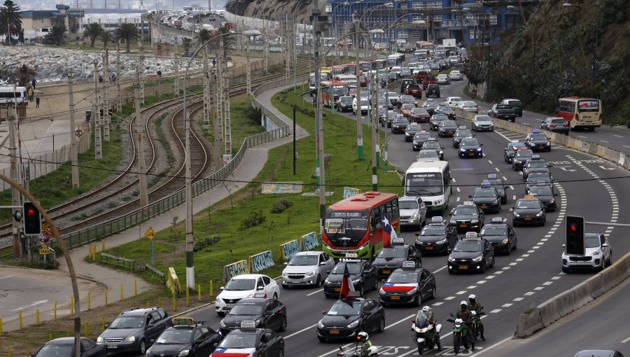 Delegado Presidencial confirma fin del paro de micros en Viña del Mar y Valparaíso: "Hubo un preacuerdo con el Ministerio de Transportes"
