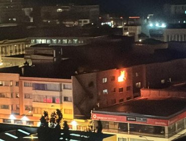 Incendio en cuarto piso de un edificio movilizó a seis unidades de Bomberos en Valparaíso