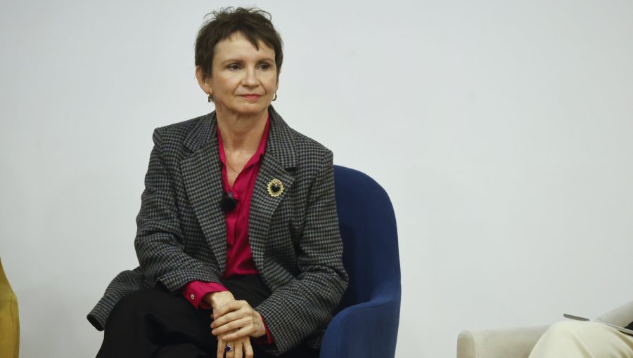 Carolina Tohá tras su dura derrota en la Primaria anuncia que estará "fuera de la primera línea"