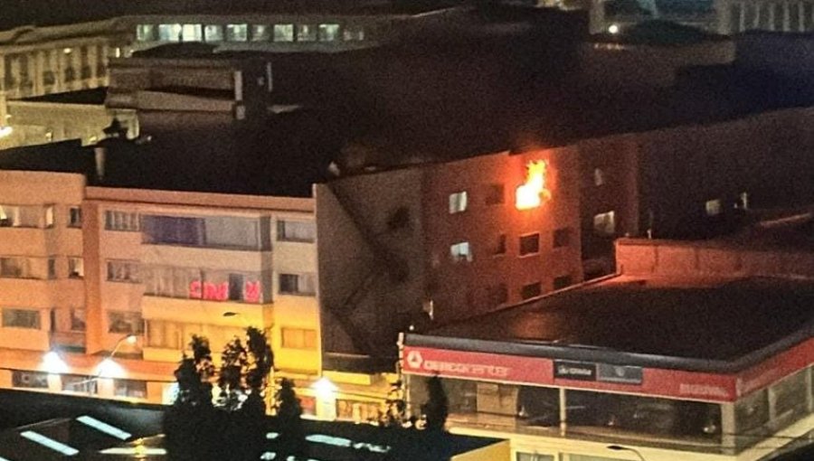 Incendio en cuarto piso de un edificio movilizó a seis unidades de Bomberos en Valparaíso