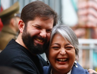 Presidente Boric recibe "con el corazón hinchado" a Jeannette Jara en su casa tras triunfo en la Primaria