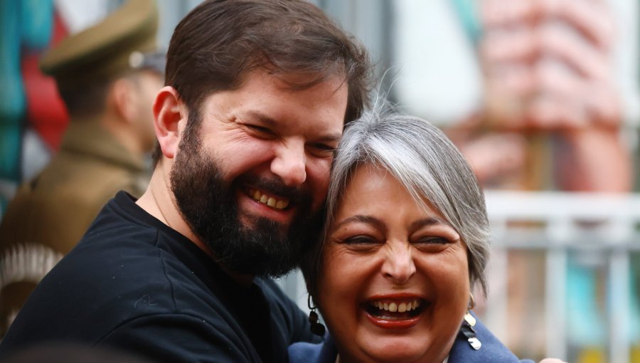 Presidente Boric recibe "con el corazón hinchado" a Jeannette Jara en su casa tras triunfo en la Primaria