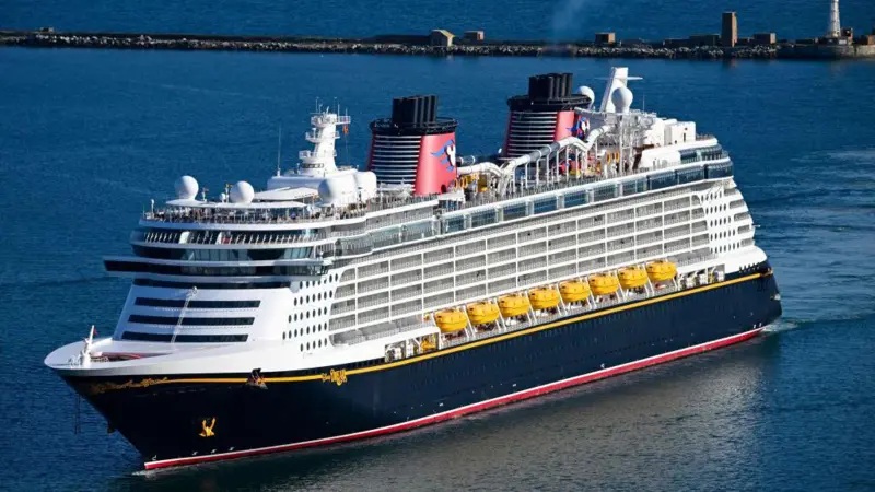 Padre saltó al océano para rescatar a su hija que cayó desde un crucero de Disney que regresaba a EE.UU.