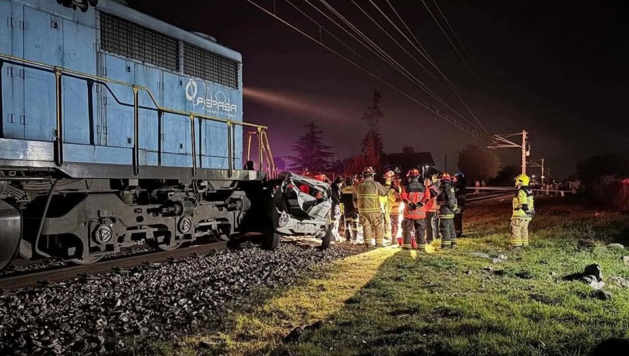 Tren de carga embistió a un vehículo particular y dejó tres fallecidos en cruce de Curicó