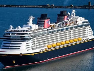 Padre saltó al océano para rescatar a su hija que cayó desde un crucero de Disney que regresaba a EE.UU.