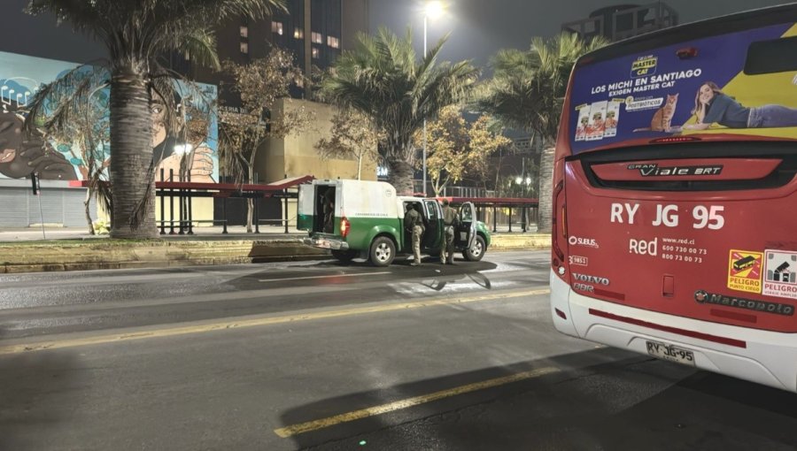 Funcionario de la PDI mató a delincuente y dejó herido a otro que intentó asaltarlo en Santiago: un tercer antisocial logró escapar