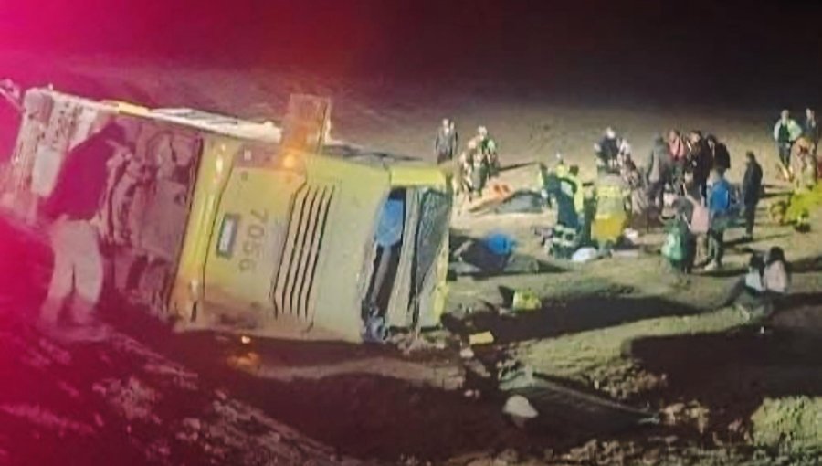 Cuatro personas perdieron la vida tras volcamiento de bus en la ruta 5 Norte de Taltal