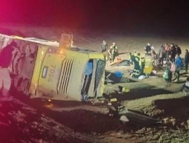 Cuatro personas perdieron la vida tras volcamiento de bus en la ruta 5 Norte de Taltal