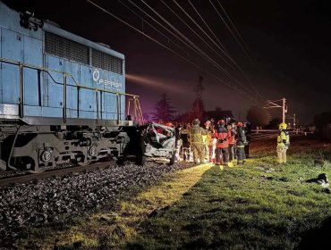 Tren de carga embistió a un vehículo particular y dejó tres fallecidos en cruce de Curicó