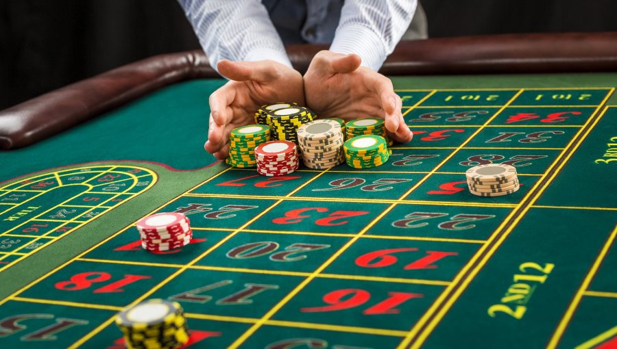 Contraloría investiga a funcionarios públicos que apostaron en casinos mientras estaban con licencia médica