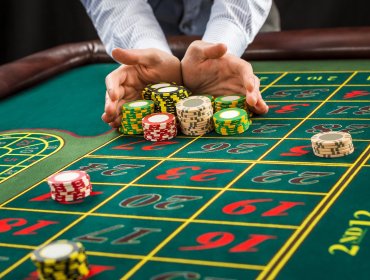 Contraloría investiga a funcionarios públicos que apostaron en casinos mientras estaban con licencia médica