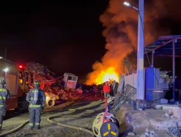 Incendio afectó a centro de acopio de chatarra en Villa Alemana y originó densa nube de humo negro en la provincia de Marga Marga