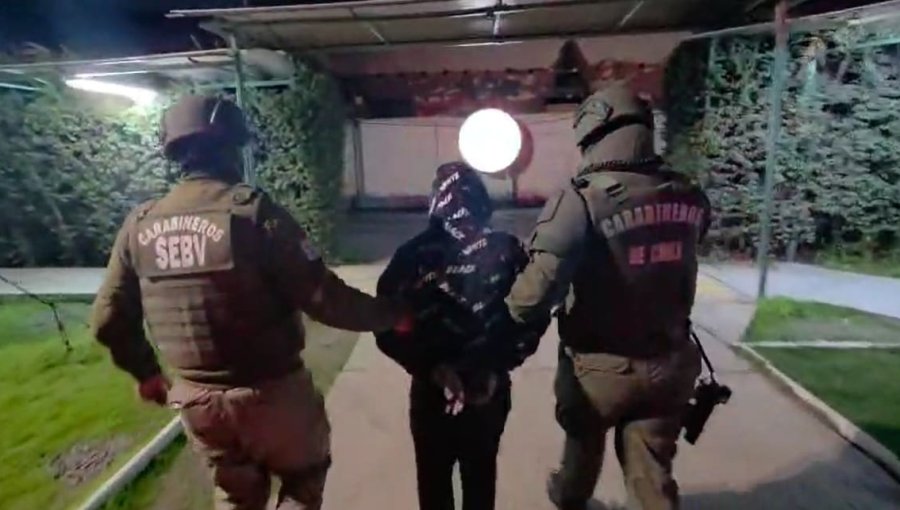 Delincuente de 14 años fue detenido tras portonazo con posterior persecución en Peñalolén: registra amplio prontuario