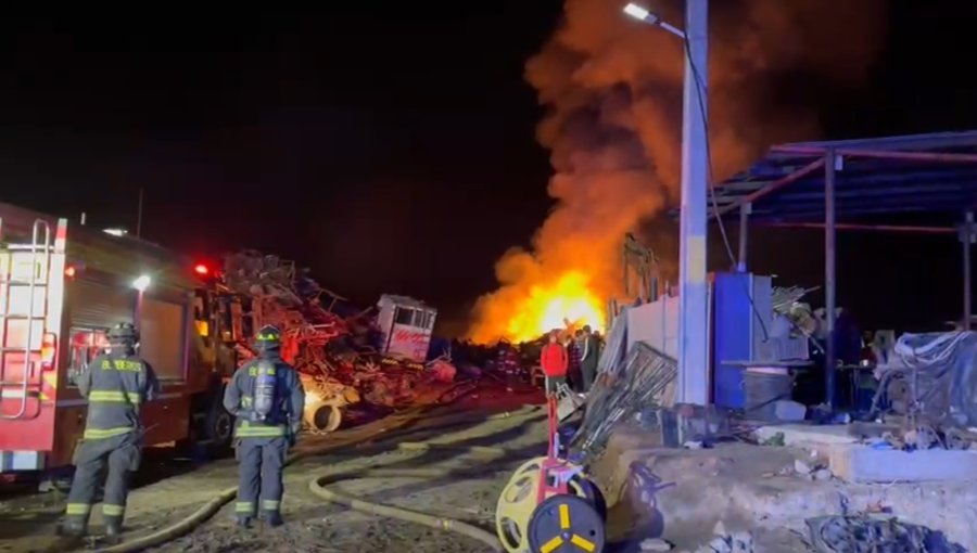 Incendio afectó a centro de acopio de chatarra en Villa Alemana y originó densa nube de humo negro en la provincia de Marga Marga