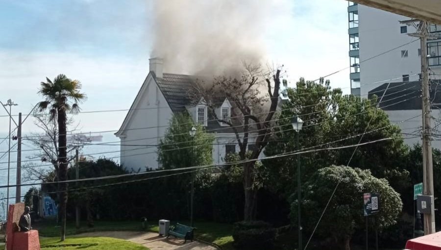 Casa de dos pisos fue afectada por incendio estructural en el cerro Castillo de Viña del Mar