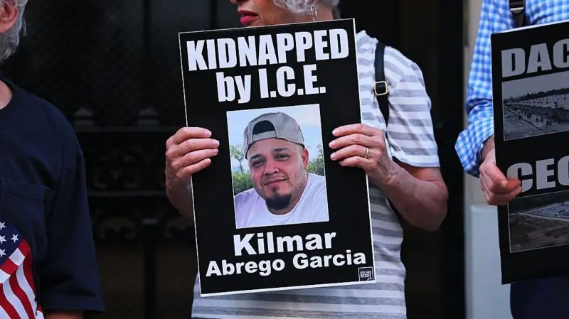 Abogados de migrante deportado por error denuncian que fue torturado en la megacárcel de El Salvador