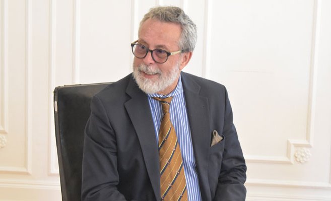Exembajador investigado por contrabando de pieles no se presentó a formalización: habría entregado dirección inexistente para ser notificado