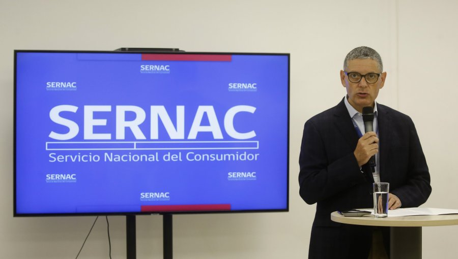 Sernac denunció a Mall Plaza Oeste a la justicia tras pedazo de techo que le cayó a una mujer y le provocó graves daños