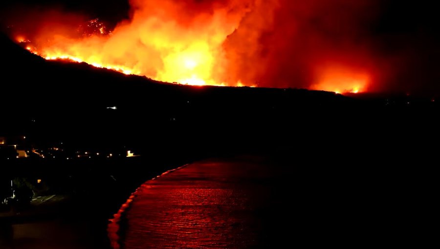 Evacuan a 1.500 personas por voraz incendio que afecta a la isla griega de Creta