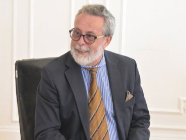 Exembajador investigado por contrabando de pieles no se presentó a formalización: habría entregado dirección inexistente para ser notificado