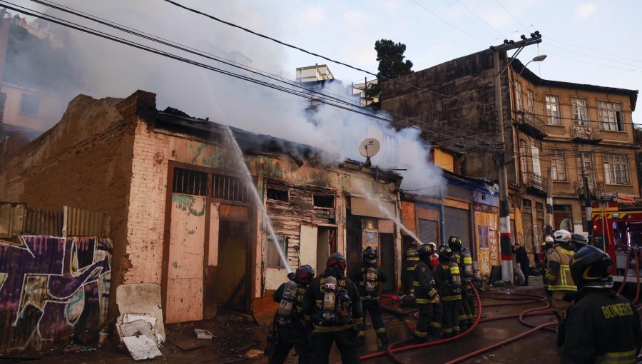 Bomberos revela que gran parte de los 29 incendios de junio en Valparaíso fueron por mal uso de elementos para paliar el frío