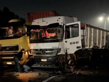 Una persona fallecida deja colisión entre tres camiones y un vehículo en Cartagena: una de las máquinas de alto tonelaje volcó