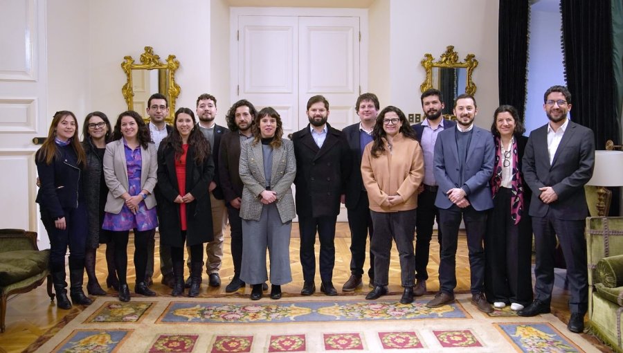 Presidente Boric se reunió con la directiva nacional del Frente Amplio en La Moneda para evaluar los desafíos del partido