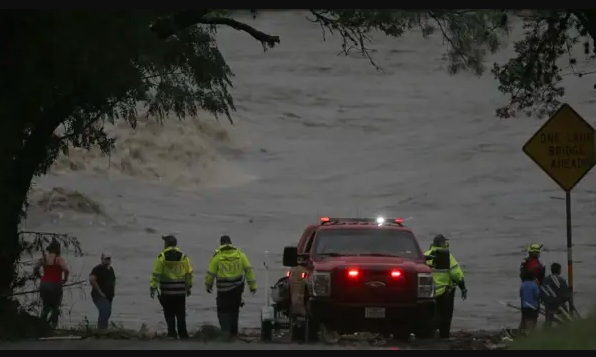 Suben a 50 los muertos por inundaciones en Texas y 20 niñas siguen desaparecidas
