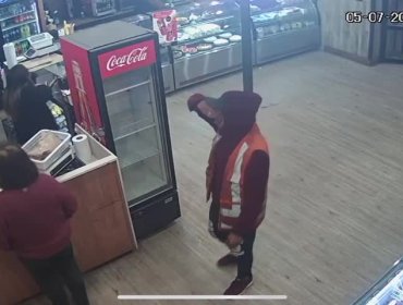 Vídeo muestra asalto a panadería porteña y actuar del delincuente mientras clientes compraban
