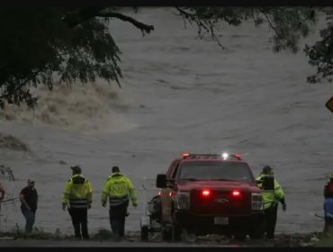Suben a 50 los muertos por inundaciones en Texas y 20 niñas siguen desaparecidas